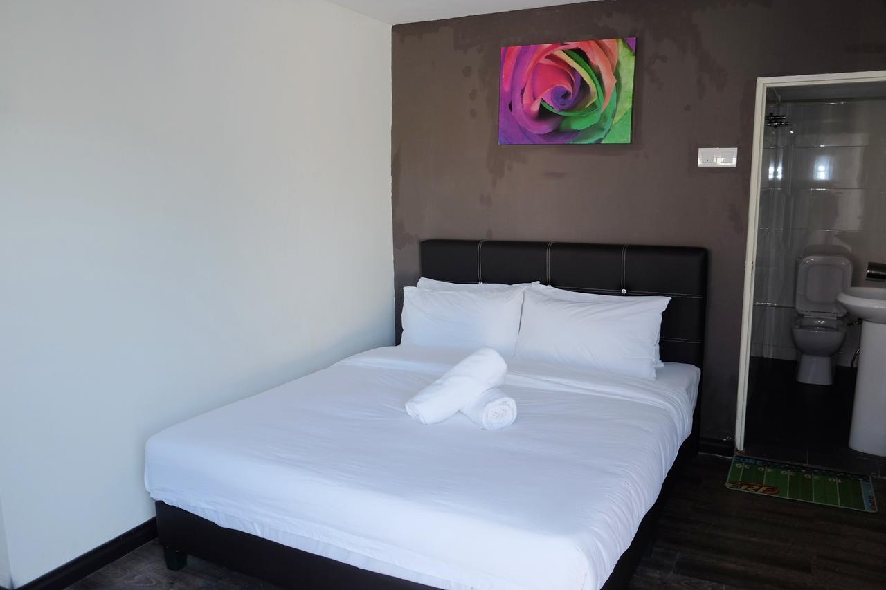 Natol Homestay - London Кучинг Екстериор снимка