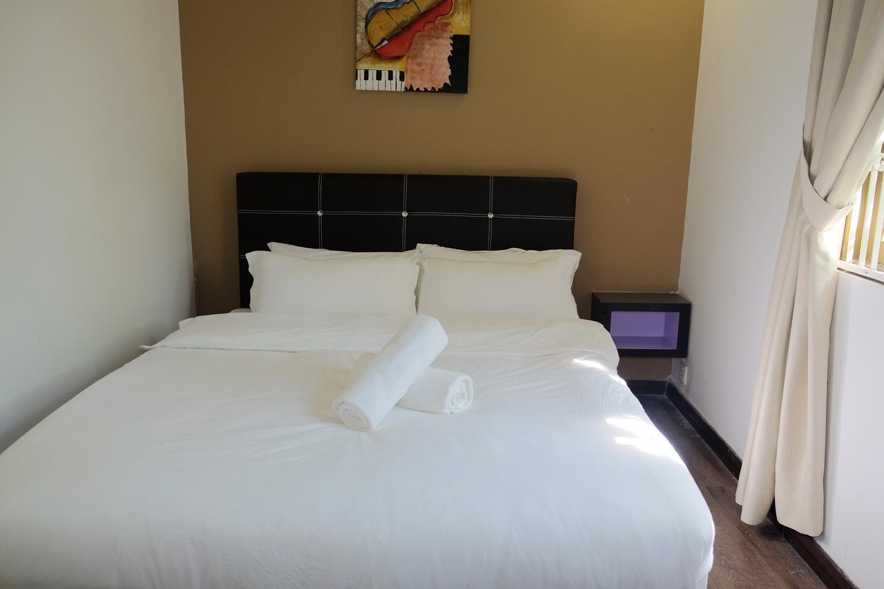 Natol Homestay - London Кучинг Екстериор снимка