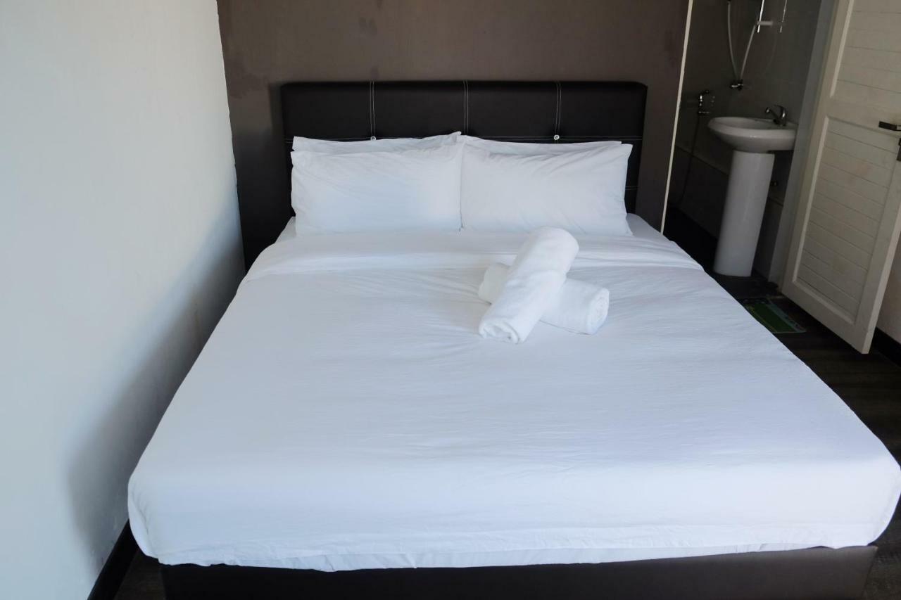 Natol Homestay - London Кучинг Екстериор снимка