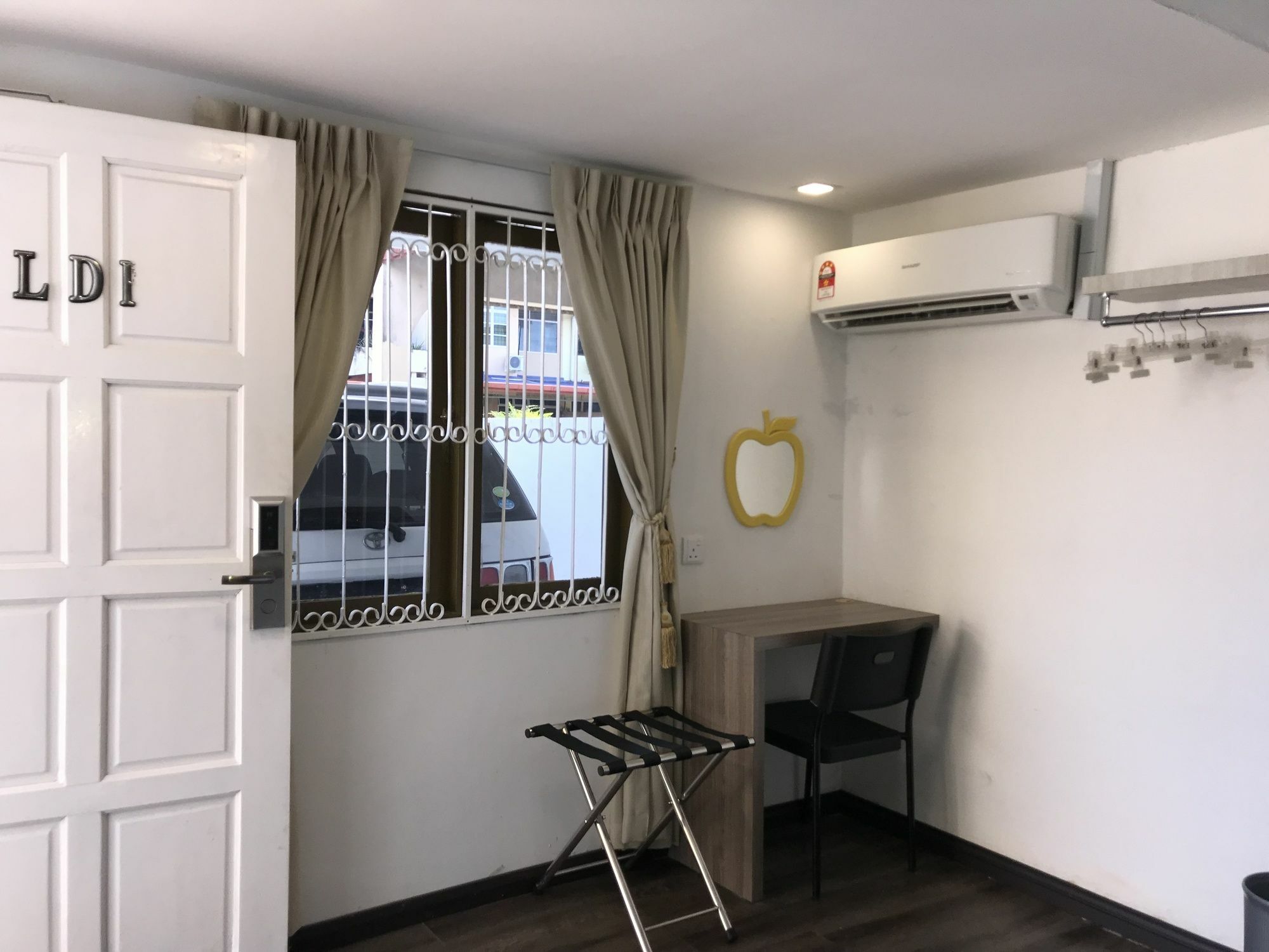 Natol Homestay - London Кучинг Екстериор снимка