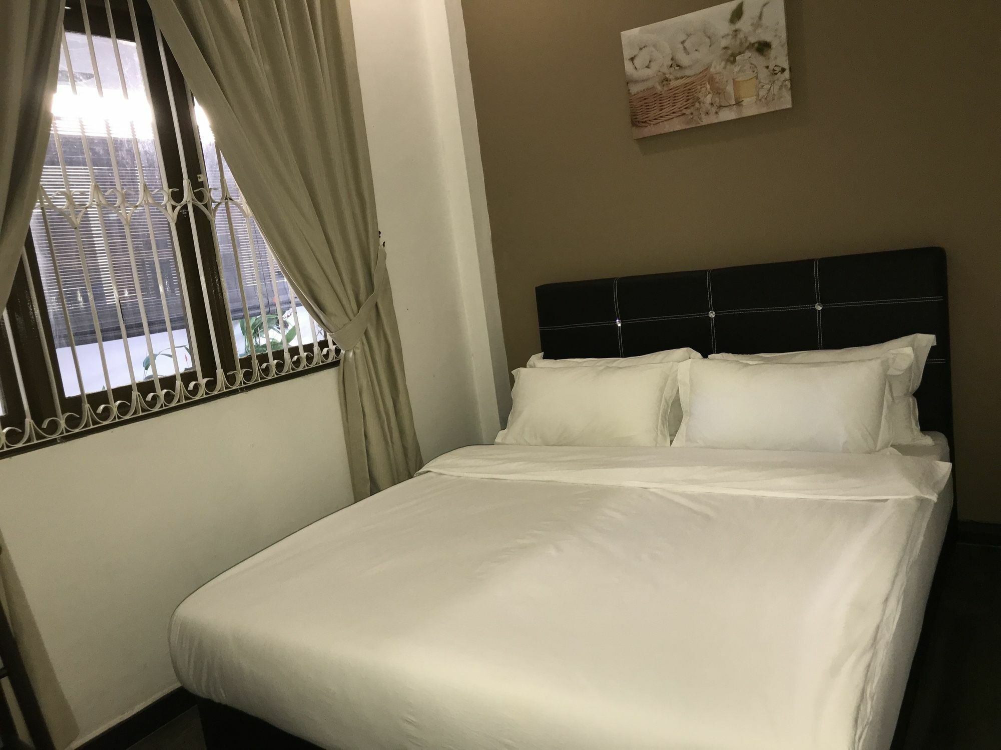 Natol Homestay - London Кучинг Екстериор снимка