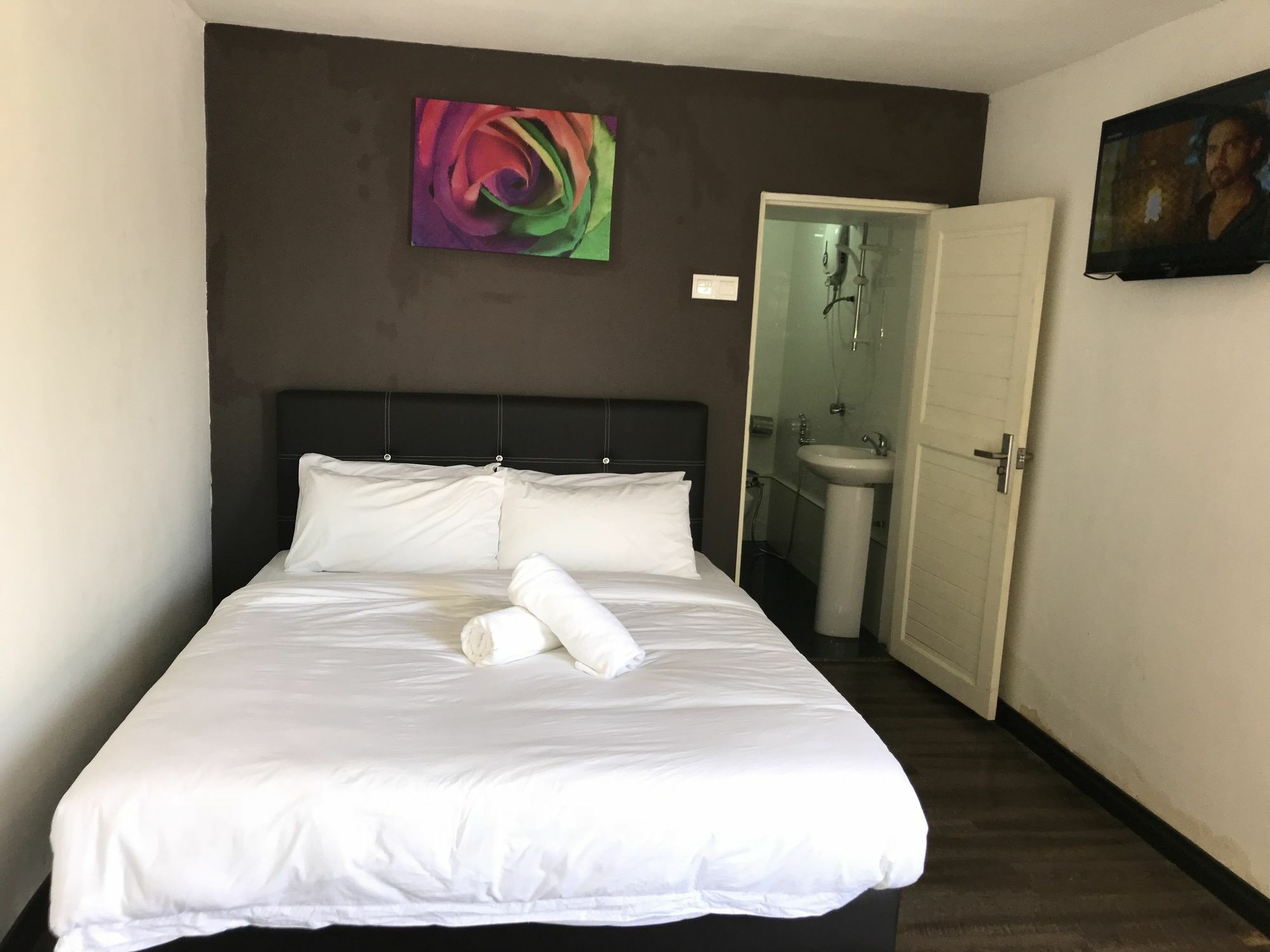 Natol Homestay - London Кучинг Екстериор снимка